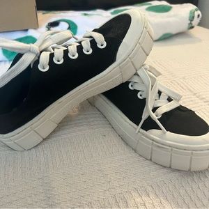 BLACK CONVERSE-LIKE SNEAKERS